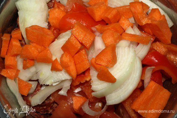 Лук и морковь крупно нарезать.