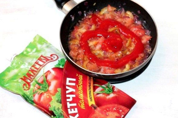 Затем добавляем томатный кетчуп ТМ «МахеевЪ» и по вкусу: соль, щепотку сахара и лимонный сок.