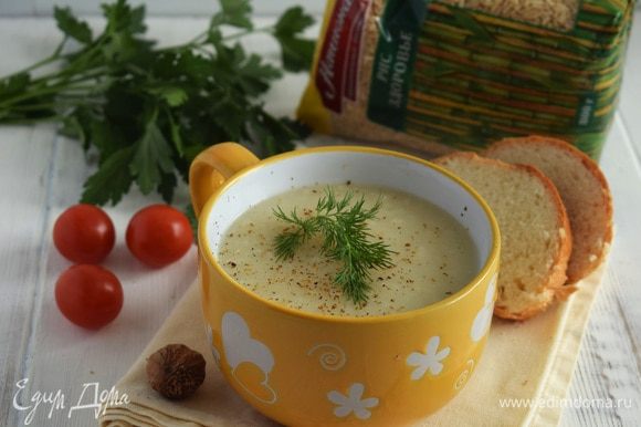 Пюрировать суп погружным блендером, приправить по вкусу солью и перцем. При подаче на суп натереть мускатный орех и украсить зеленью. Приятного аппетита!