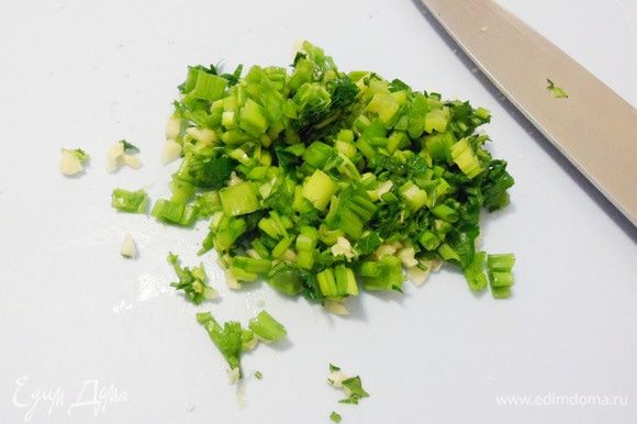 Также нарезать перья зеленого лука. Зеленая ароматная заправка для щей готова.