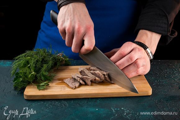 Нарежьте отварное мясо соломкой.