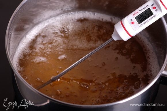 Когда температура достигнута, в сироп добавляем мед и сироп глбкозы. Температура сразу снизится.