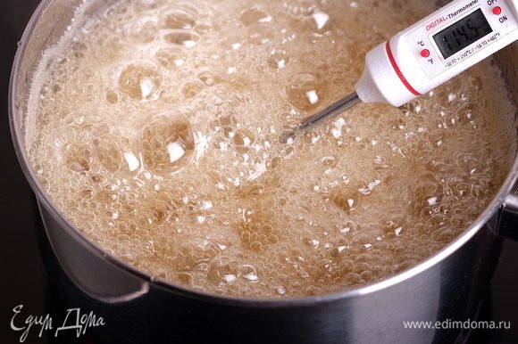 Не мешая, варим сироп до температуры 135°С. Важно взять высокий сотейник, потому что после добавления меда смесь начнет очень сильно пузыриться и поднимется.