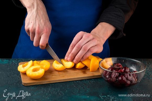 Удалите косточки из вишни, разрежьте абрикосы на несколько частей.