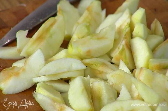 Из лимона выжать сок и полить яблоки, затем нарезать их тонкими дольками.