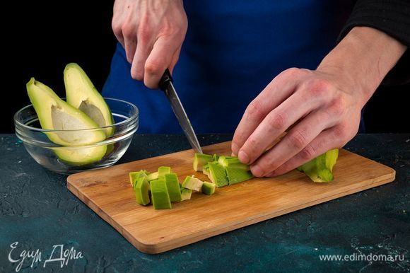 Разрежьте пополам авокадо, удалите косточку и отделите кожуру.