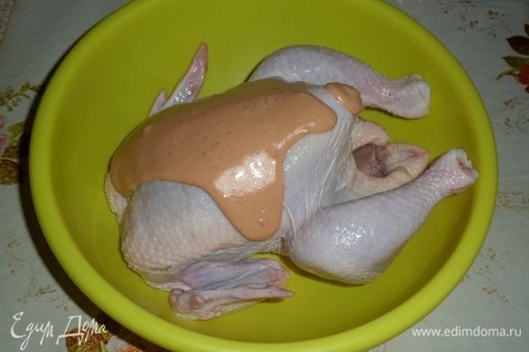 Курицу кладем в глубокую чашку и добавляем приготовленный маринад.
