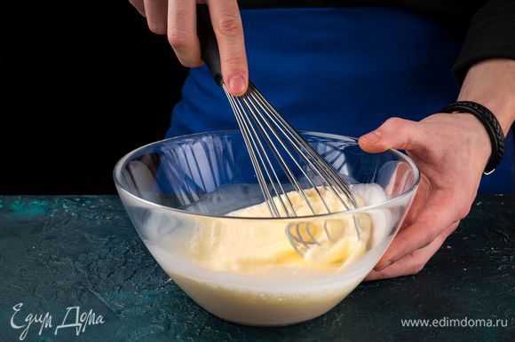 Взбейте венчиком яйца со сливками в глубокой миске.