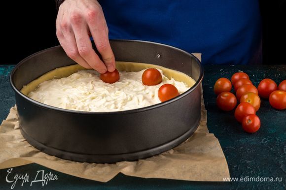 Слегка утопите в ней томаты черри целиком на расстоянии 2–3 см друг от друга.