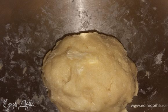 Приготовить песочное тесто. Перетереть муку со сливочным маслом в крошку. Добавить яйцо, соль и молоко. Замесить тесто. Завернуть в пленку и отправить в холодильник на 30 минут.