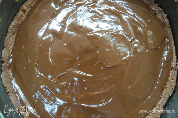 Покрыть шоколадным ганашем тарт и убрать в холод на 10-12 часов.