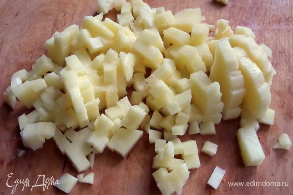 Картофель крупный нарезать мелким кубиком.