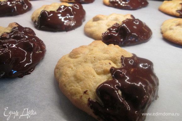 Каждое печенье окунаем в жидкий шоколад одной стороной. Если добавляем шоколадные капли в тесто, то готовое печенье посыпаем сахарной пудрой.