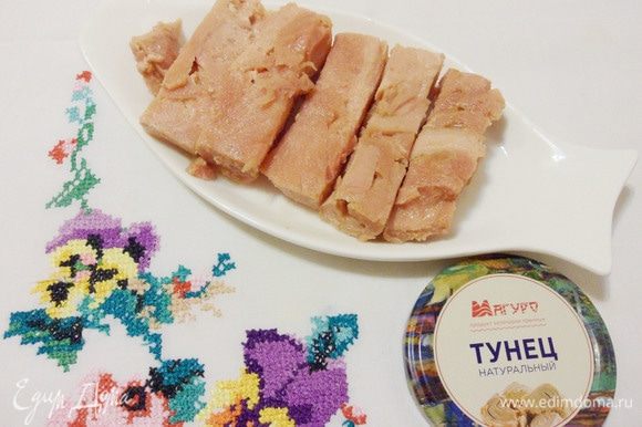 Брусочки филе тунца достойного вида и веса. Цвет филе нежно-розовый. Запах приятный, рыбный, натуральный, невыраженный. Консистенция более плотная, чем у обычных консервов. Вкус нежный, сравним со вкусом диетического мяса.