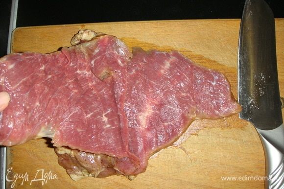 Мясо разрезать вдоль и посолить по вкусу.