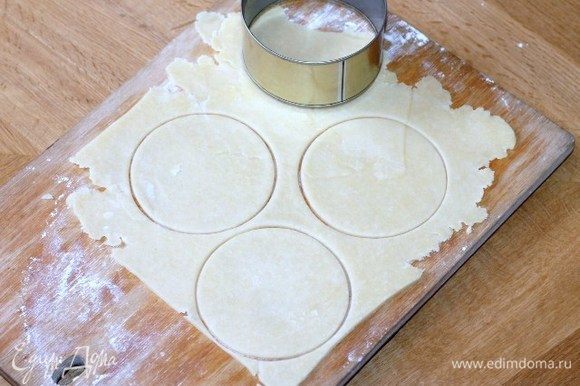Раскатайте тесто на припыленной мукой поверхности, вырежьте 12 кружочков.