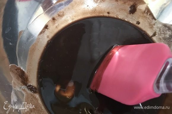 Растопить шоколад и сливочное масло в микроволновой печи короткими интервалами по 10-15 секунд и перемешать до однородной консистенции.