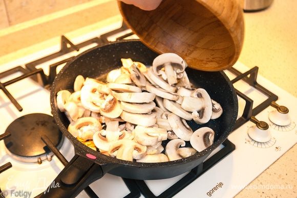 Достаем чеснок. Выкладываем на сковороду грибы и обжариваем до золотистого цвета (грибы забирают вкус чесночного масла).