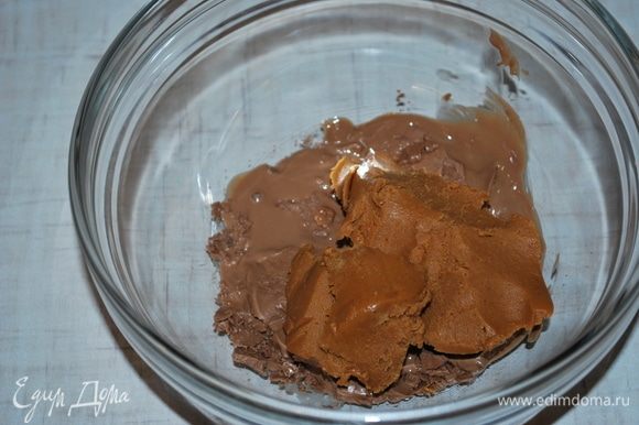 Сделаем хрустящий слой. Растопить молочный шоколад (50 г) в микроволновке, соединить растопленный шоколад с арахисовой пастой (40 г), перемешать.