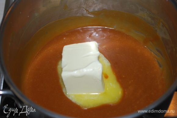 Когда всю карамель размешали, выключаем плиту и вводим масло (75 г 82,5%). Масло разошлось, добавляем 1 г соли.