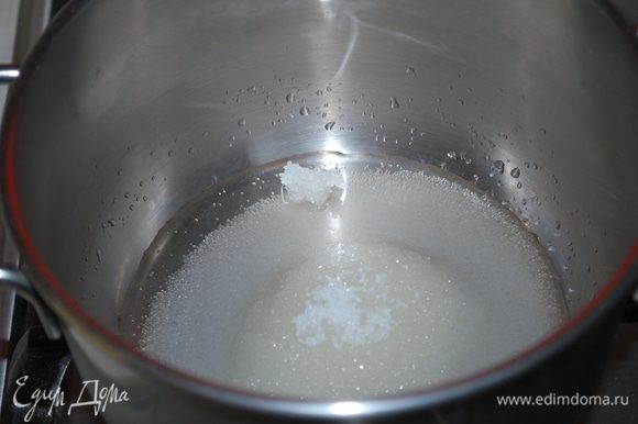 Сварим сироп. Вода (30 мл) и сахар (100 г) доводим до кипения, варим сироп. Готовый сироп тонкой струйкой вводим во взбитые желтки.