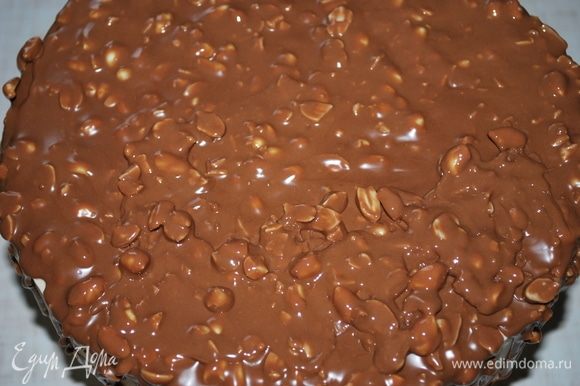 Глазурь. Растопить молочный шоколад (175 г) в микроволновке, в растопленный шоколад добавить 40 г растительного масла без запаха, все сразу пробить блендером до однородности и добавить порубленные обжаренные орехи (90 г). Все перемешать. Торт покрыть глазурью.