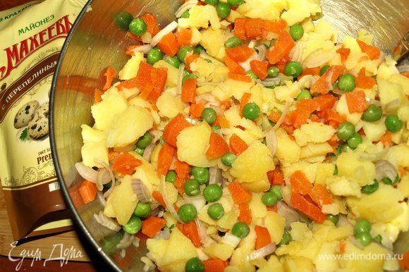 Картофель и морковь нарезать (режем на свой вкус). Соединяем с луком и зеленым горошком.