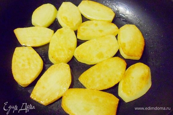 Картофель вымыть, очистить, нарезать кружочками и поджарить на сковороде на растительном масле.