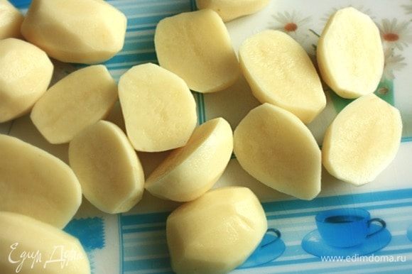Картофель очистить, помыть и разрезать пополам.