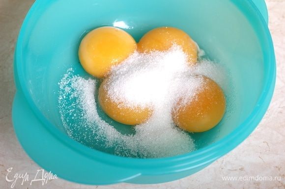 К желткам добавить 2 ст. л. сахара от общего количества.