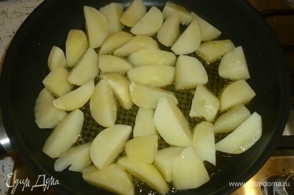 В большой сковороде разогреть масло. Уровень масла должен быть хороший, до 0,5 см. Выложить картофель. Жарить, помешивая, до золотистой корочки.