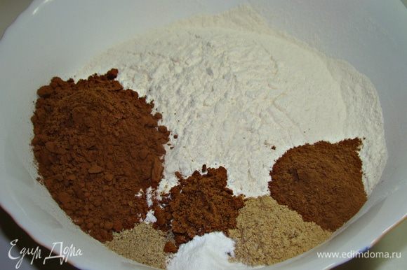 Пока масса остывает, в миску просеять муку и добавить какао и специи.