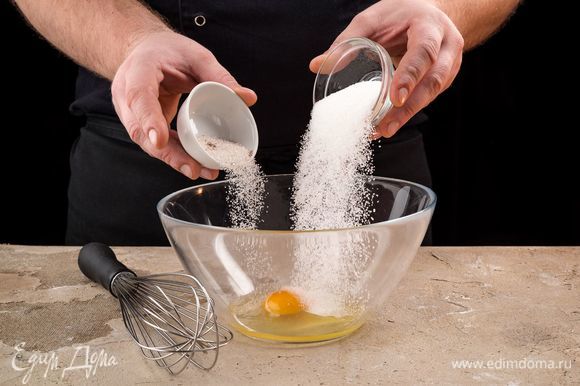 Яйцо взбейте с сахаром и ванильным сахаром до образования пены. Добавьте молоко и перемешайте.