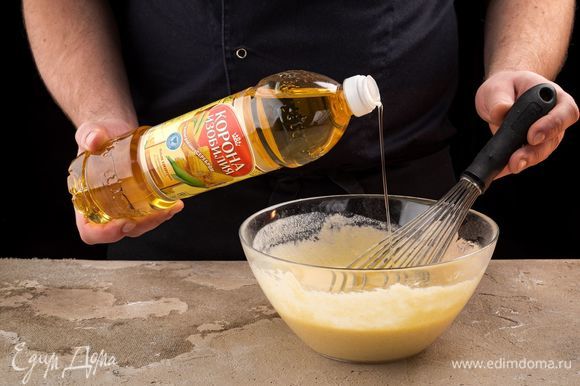 Добавьте в тесто остывшее сливочное масло и кукурузное масло ТМ «Корона изобилия», еще раз все хорошо перемешайте.