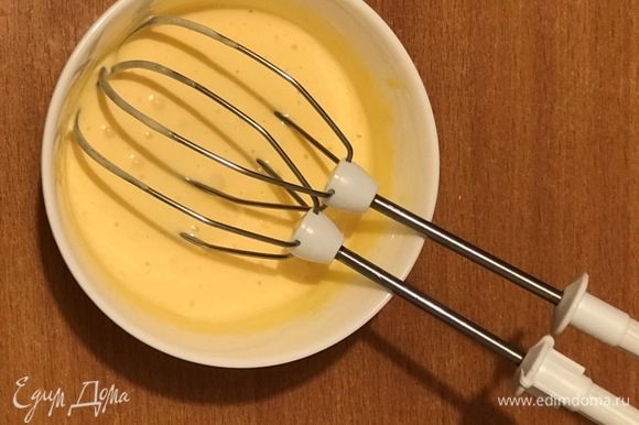 Крем: желтки соединить с 2 ст. ложками сахарной пудры, перемешать ложкой, затем взбивать миксером, пока масса не посветлеет.