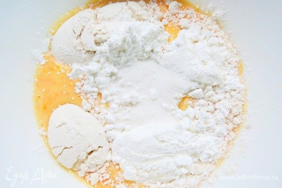 Вмешать муку, крахмал, соль, сахар до получения однородного теста без комков. Влить в получившееся тесто оставшееся молоко.