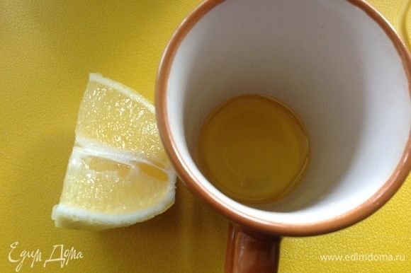 Для заправки смешиваем оливковое масло — 2 ст. л., сок лимона — 1 ст. л. и жидкий мед — 1 ч. л., заправляем этим салат. Приятного аппетита :)