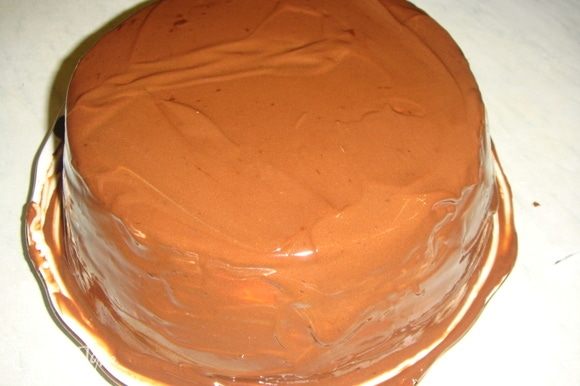 Шоколад мелко порубить, сложить в маленький сотейник, влить сливки и, постоянно помешивая, растопить шоколад. Полить охлажденный торт шоколадной глазурью и украсить по желанию.