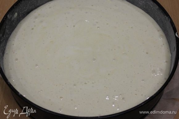 Вылить тесто в форму диаметром 26 см и отправить в разогретую до 180–185°С духовку.