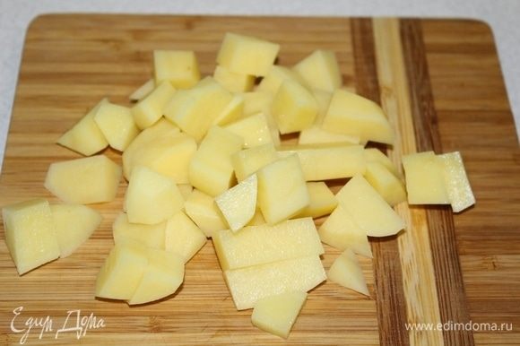 Картофель порезать кубиками.