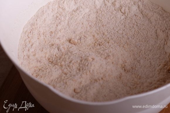 Фундучную муку смешать вместе с просеянной пшеничной мукой, сахаром, ванильным сахаром (10 г) и солью. Перемешать тщательно венчиком.