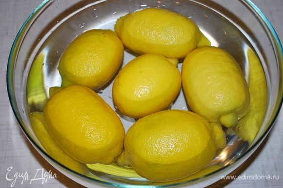 Залить лимоны кипятком на пару минут.