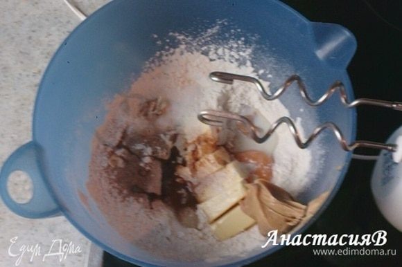 В миске перемешать муку с разрыхлителем. Добавить 100 г сахара, ванильный сахар, яйцо, масло, арахисовый крем, 1 ст. л. молока. Замесить тесто при помощи миксера и насадки для теста, около 10 минут, вначале на низкой скорости, затем увеличить.
