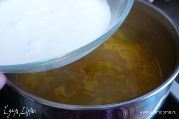 Разведем сметану теплой водой (или бульоном из супа) и добавим в суп. Пробуем на вкус, добавляем по надобности соль, перец или сахар, если очень кисло. Как только поверхность супа начнет «волноваться» снимаем с плиты.