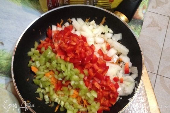 Приготовить соус: перец освободить от сердцевины, лук и морковь очистить. Перец и лук мелко нарезать, морковь натереть на терке. Разогреть растительное масло в глубоком сотейнике и обжарить овощи 5 мин.