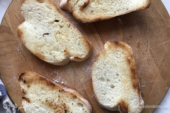 Хлеб обжарьте на сковороде до золотистой корочки.