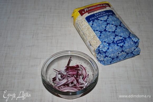 Фиолетовый лук нарезать соломкой, залить лимонным соком, добавить сахар и дать постоять.