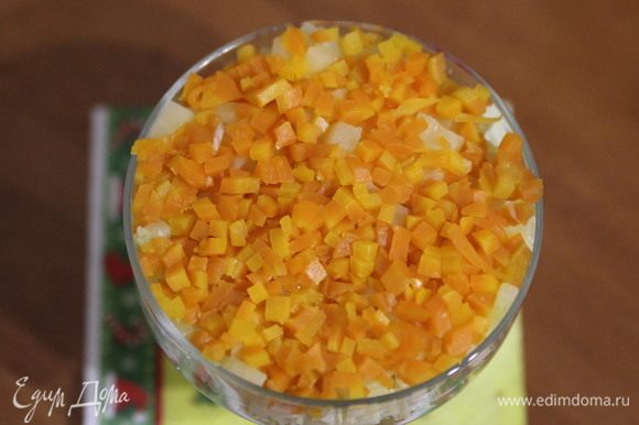 Нарезать мелкими кубиками морковь, выложить следующий слой.
