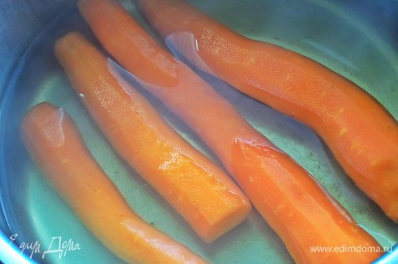Морковь тоже заранее варится сразу на несколько вариантов.