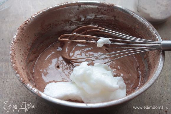 В отдельной миске взбейте до твердых пик яичные белки. Поочередно добавляйте шоколадно-яичную смесь белки и муку с какао, каждый раз тщательно вымешивая, чтобы получилось гладкое бисквитное тесто.
